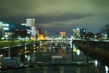 Fototapeta premium Medienhafen Düsseldorf bei Nacht