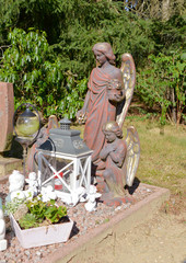 Zwei große Engel mit Grablampe 