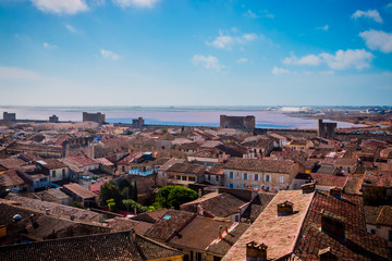 Naklejka premium Aigues Mortes et les étangs roses des Salins du Midi vu depuis les remparts