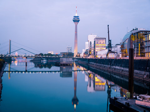 Düsseldorf Skyline Black – beautiful wall mural – Photowall