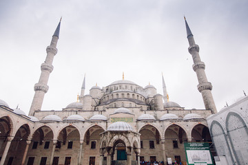 Fototapeta na wymiar View of the Blue Mosque (Sultanahmet Camii) in Istanbul