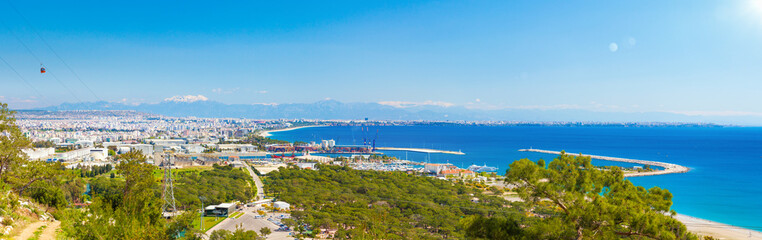 Fototapeta premium Panoramiczny widok z lotu ptaka miasta popularnego kurortu nadmorskiego Antalya, Turcja