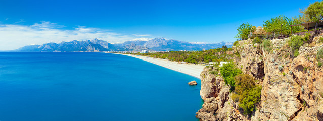 Naklejka premium Słoneczny letni dzień z czystym błękitnym niebem w Antalya, Turcja