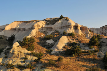 Viagem de balão de ar quente sobre a beleza da Capadócia, onde existem habitações escavadas em rochas e cidades subterrâneas