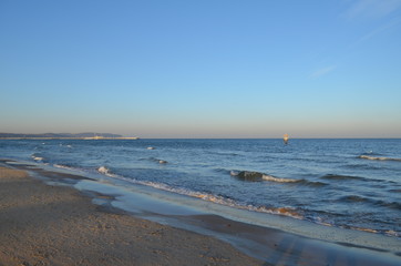 Spokojne niebieskie wybrzeże Bałtyku