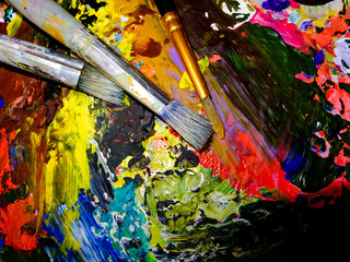 Obraz premium Tools of an artist, three old brushes on the palette