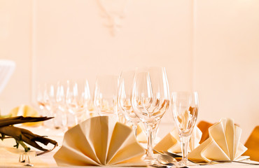Festliches Tisch-Arrangement mit Gläser und Servierten und Besteck