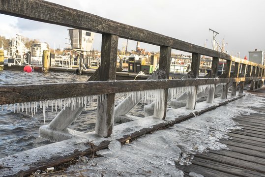 Steg Flensburg Hafen Eiszapfen Eis Winter Bootssteg Landunter Meer Förde