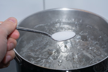 Salz dem kochenden wasser beigeben - Wasser salzen