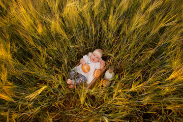 the child is on the grass in the field