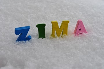 Napis ZIMA na tle świeżego śniegu © bnorbert3