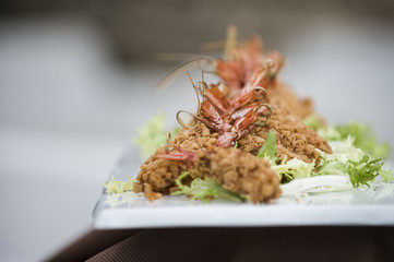buffet di antipasti durante una festa di matrimonio