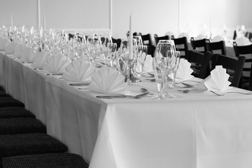 Festliches Tisch-Arrangement mit Gläser und Servierten und Besteck - SW