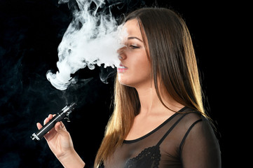 Obraz premium Young woman smoke E cigarette