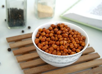 Crispy chickpeas with paprika and curry