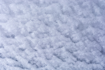 Fototapeta na wymiar Von Wind und Schnee geformter weißer Hintergrund aus Schneekristallen