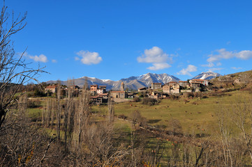Vue lointaine d'un village pyrénéen, col de l'Espina.