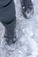 Mann läuft mit warmen Winterstiefeln durch den Schnee