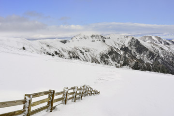 Massif central sur tapis blanc à Super Besse (63610 Besse-et-Saint-Anastaise), département du Puy de Dôme en région Auvergne-Rhône-Alpes, France