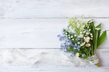 Photo sur Aluminium Muguet Bouquet de fleurs de printemps muguet, oubliez-moi les pas et marguerites sur un fond en bois
