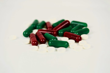 Capsules ans pills isolate en white background