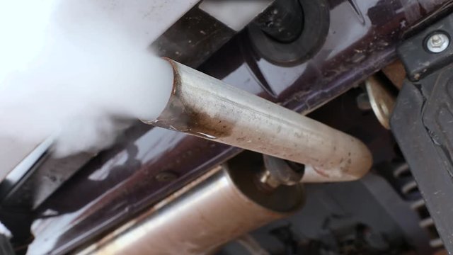 Exhaust winter start with condensation drops