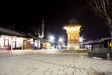 Fototapeta na wymiar Night view of the Sebilj, wooden fountain in Sarajevo