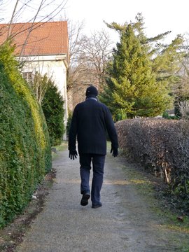 Mann im Winter auf dem Friedhof in Friedrichshain