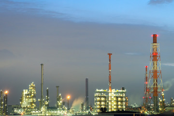 工場の煙突（夜景）