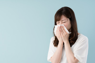 花粉症の女性、ティッシュ、鼻水、くしゃみ 