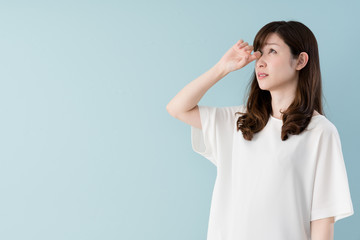 花粉症の女性、目、かゆみ