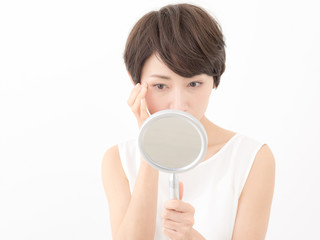 スキンケア・目元・悩む女性