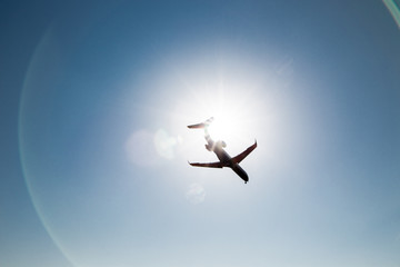 逆光の中の飛行機