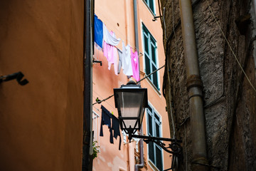 チンクエテッレ～険しいリグーリア海岸の5つの村（イタリア・リグーリア州）　リオマッジョーレの路地　街灯と洗濯物