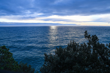 チンクエテッレ～険しいリグーリア海岸の5つの村（イタリア・リグーリア州） リオマッジョーレから見るリグーリア海の夕日