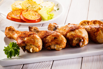 Grilled chicken drumsticks and vegetables