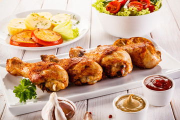 Grilled chicken drumsticks and vegetables