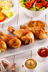 Grilled chicken drumsticks and vegetables