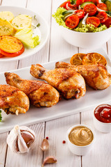 Grilled chicken drumsticks and vegetables