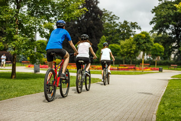 Fototapeta premium Healthy lifestyle - people riding bicycles in city park 