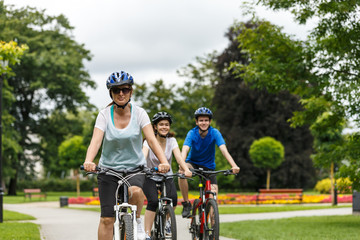 Fototapeta premium Healthy lifestyle - people riding bicycles in city park 