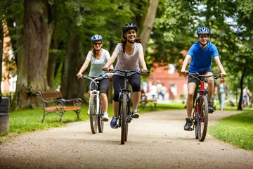 Plexiglas foto achterwand Healthy lifestyle - people riding bicycles in city park  © Jacek Chabraszewski