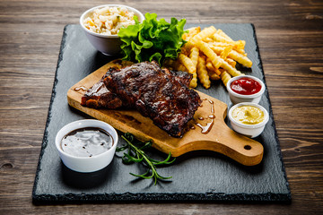 Grilled ribs with vegetables 