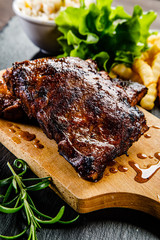 Grilled ribs with vegetables 