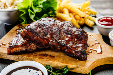 Grilled ribs with vegetables 