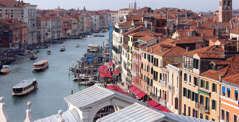 Fototapeta na wymiar Venice Italy Grand Canal and Rialto Bridge with many boats