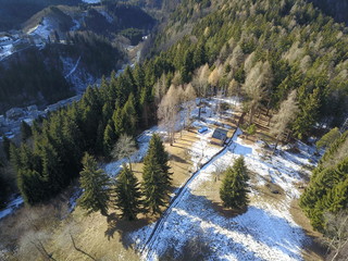 Valle di montagna soleggiata con tracce di neve