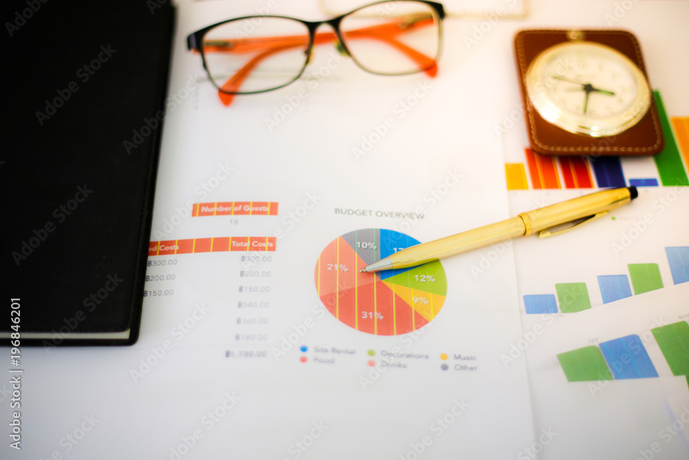 Aufkleber business concept of office working and analysis graphics and clock on table