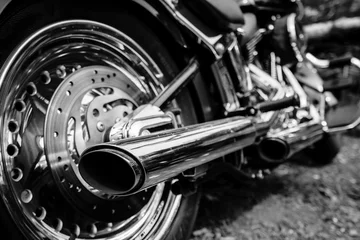 Fotobehang Motorfiets Achteraanzicht van chromen uitlaatpijpen van motorfietsen