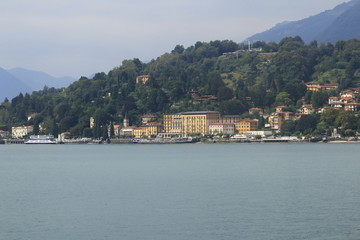Fototapeta na wymiar Blick auf Cadenabbia, Stadt Panorama, Uferpromenade am Comer See in Italien
